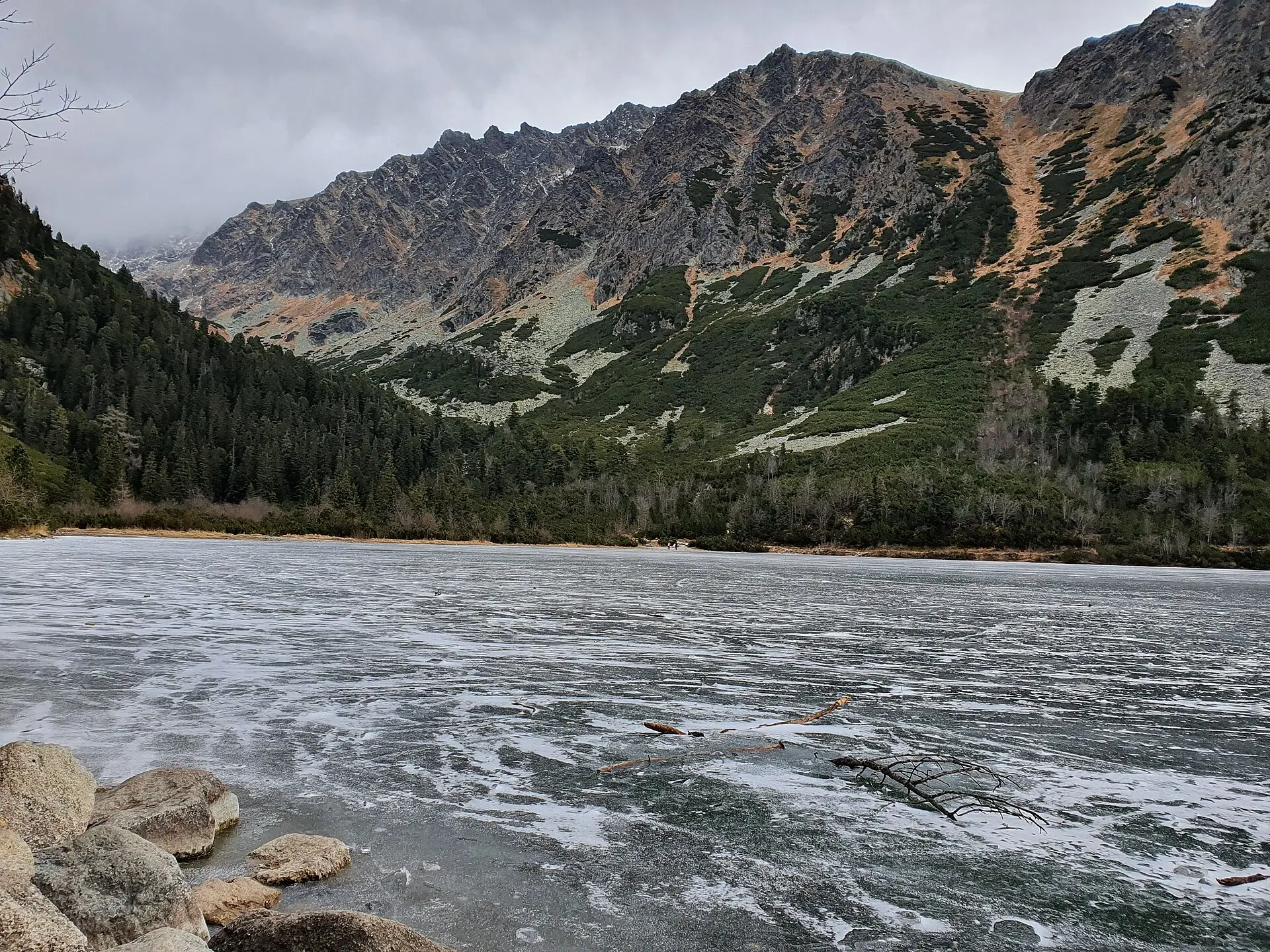 Popradské pleso v zime – k chate vedie udržiavaná cesta